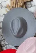 A VINTAGE PLAIN FEDORA HAT