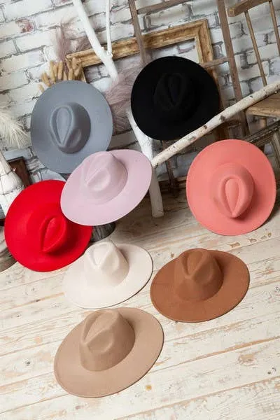 A VINTAGE PLAIN FEDORA HAT