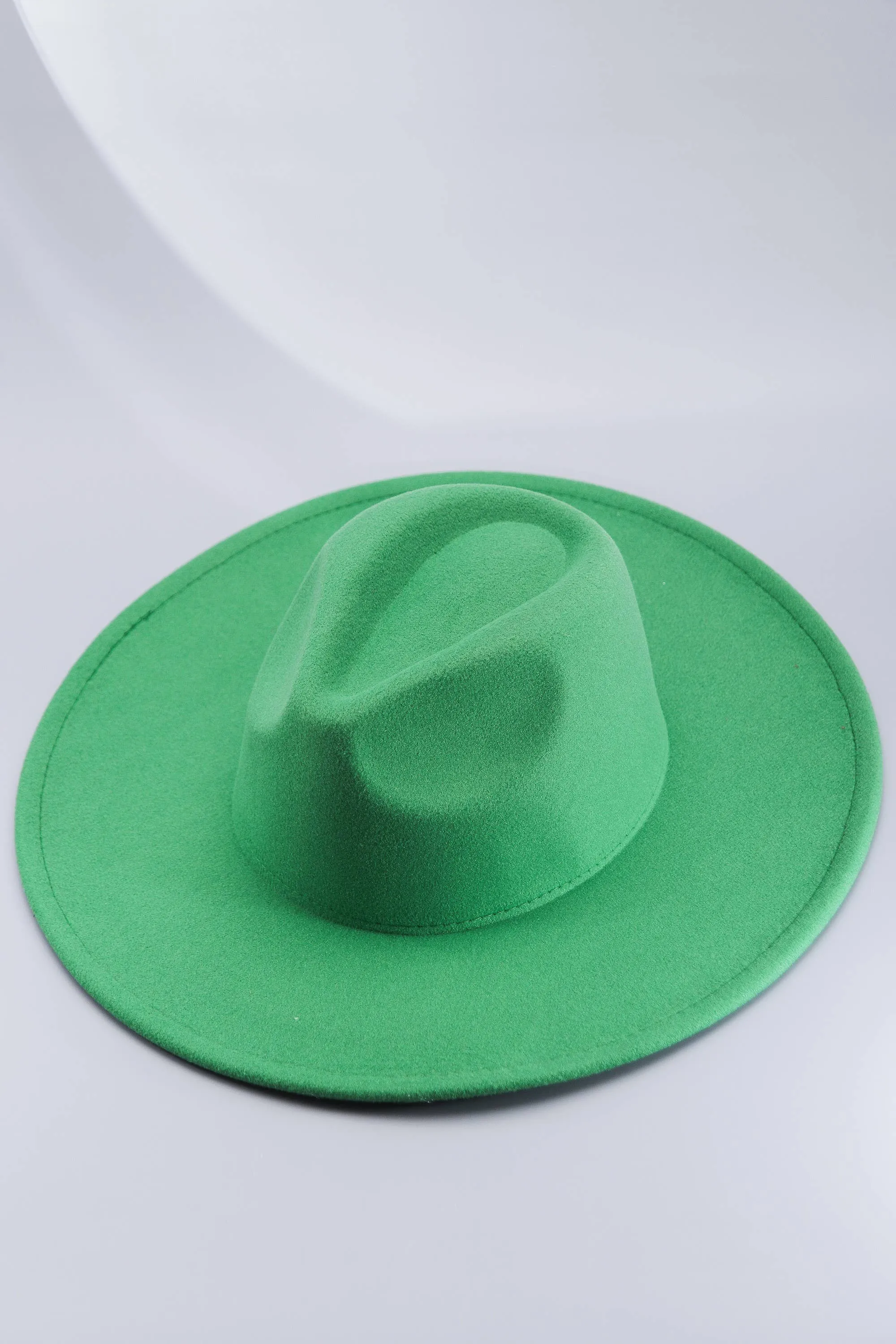 A VINTAGE PLAIN FEDORA HAT