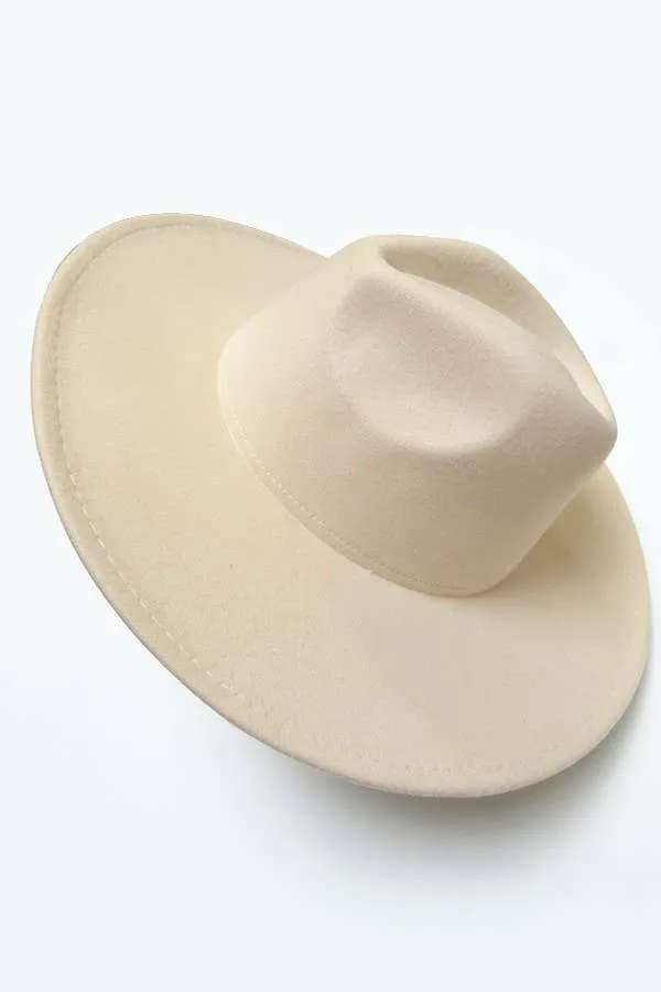 A VINTAGE PLAIN FEDORA HAT