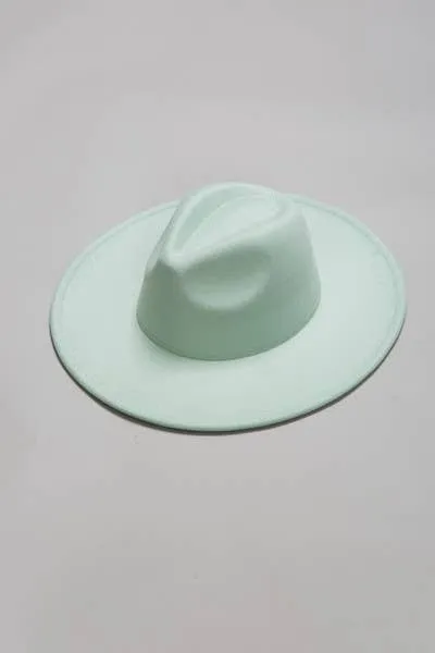 A VINTAGE PLAIN FEDORA HAT