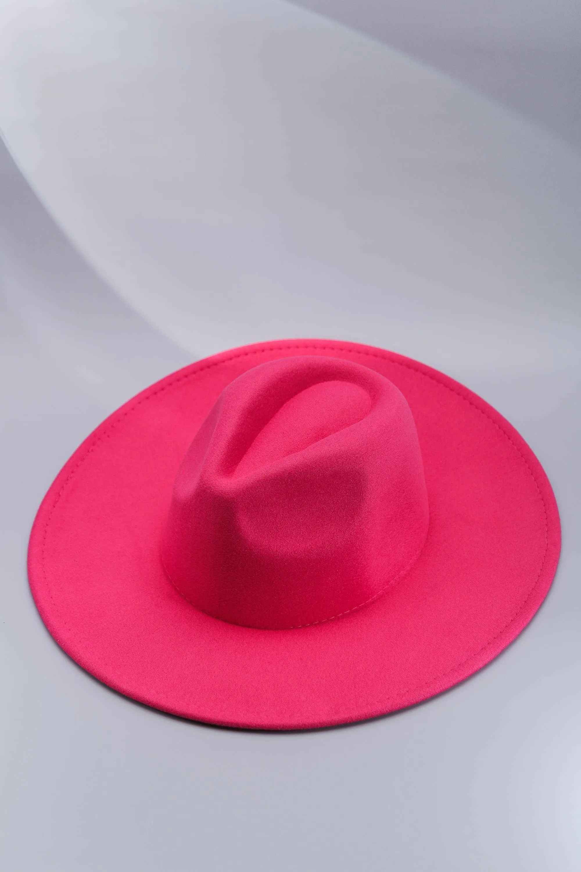A VINTAGE PLAIN FEDORA HAT