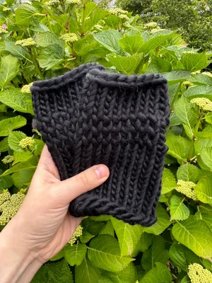 Black fingerless gloves in 100% merino wool