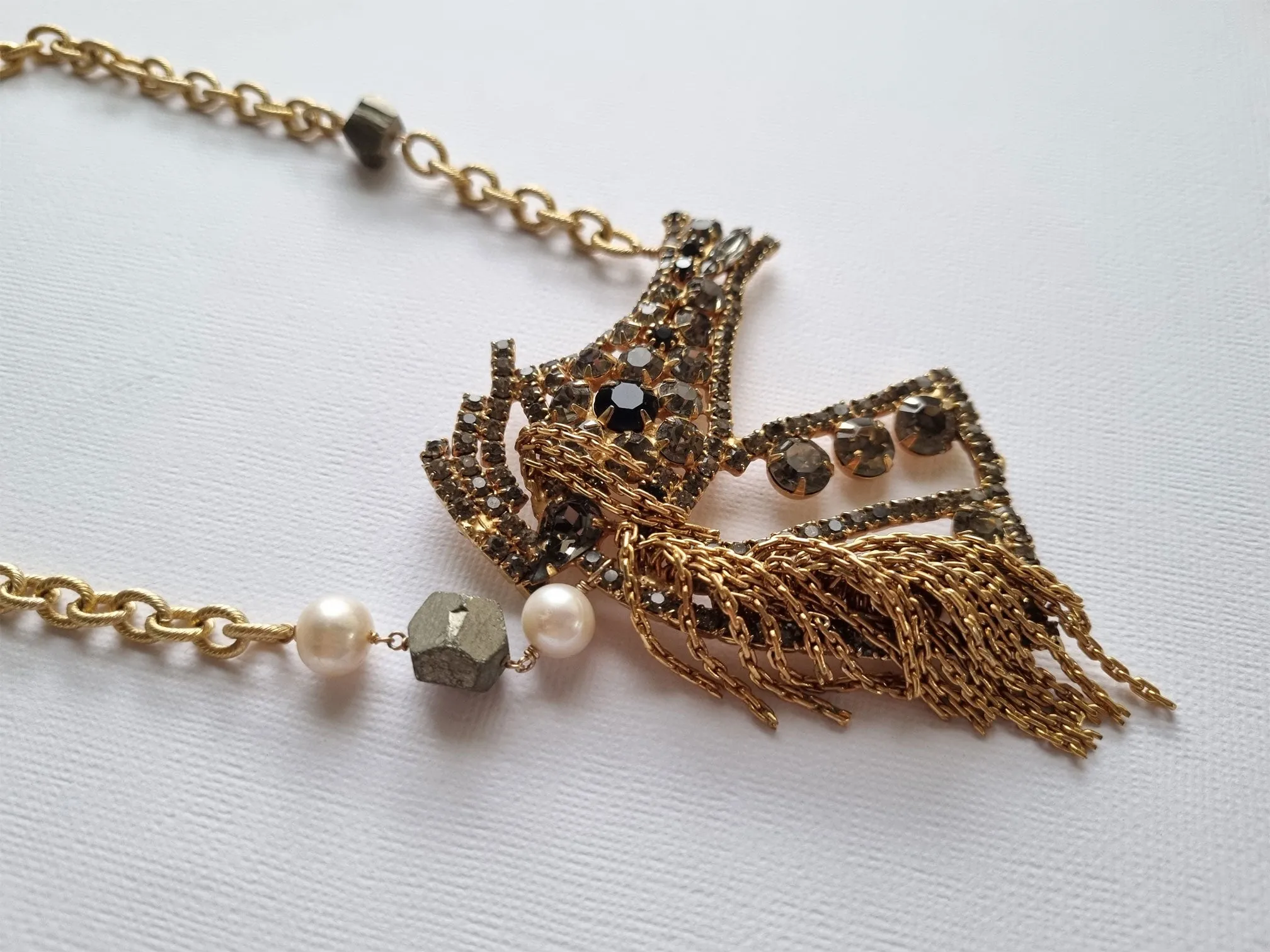 blue ribbon | Huge rhinestone horse pearl vintage chain necklace