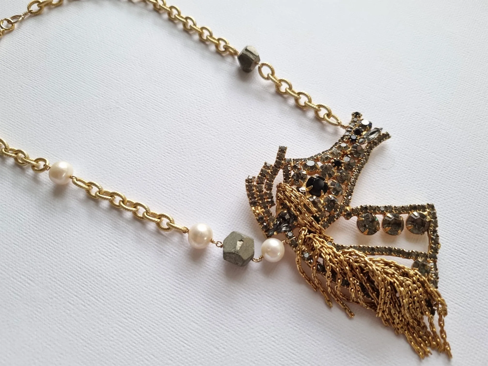 blue ribbon | Huge rhinestone horse pearl vintage chain necklace