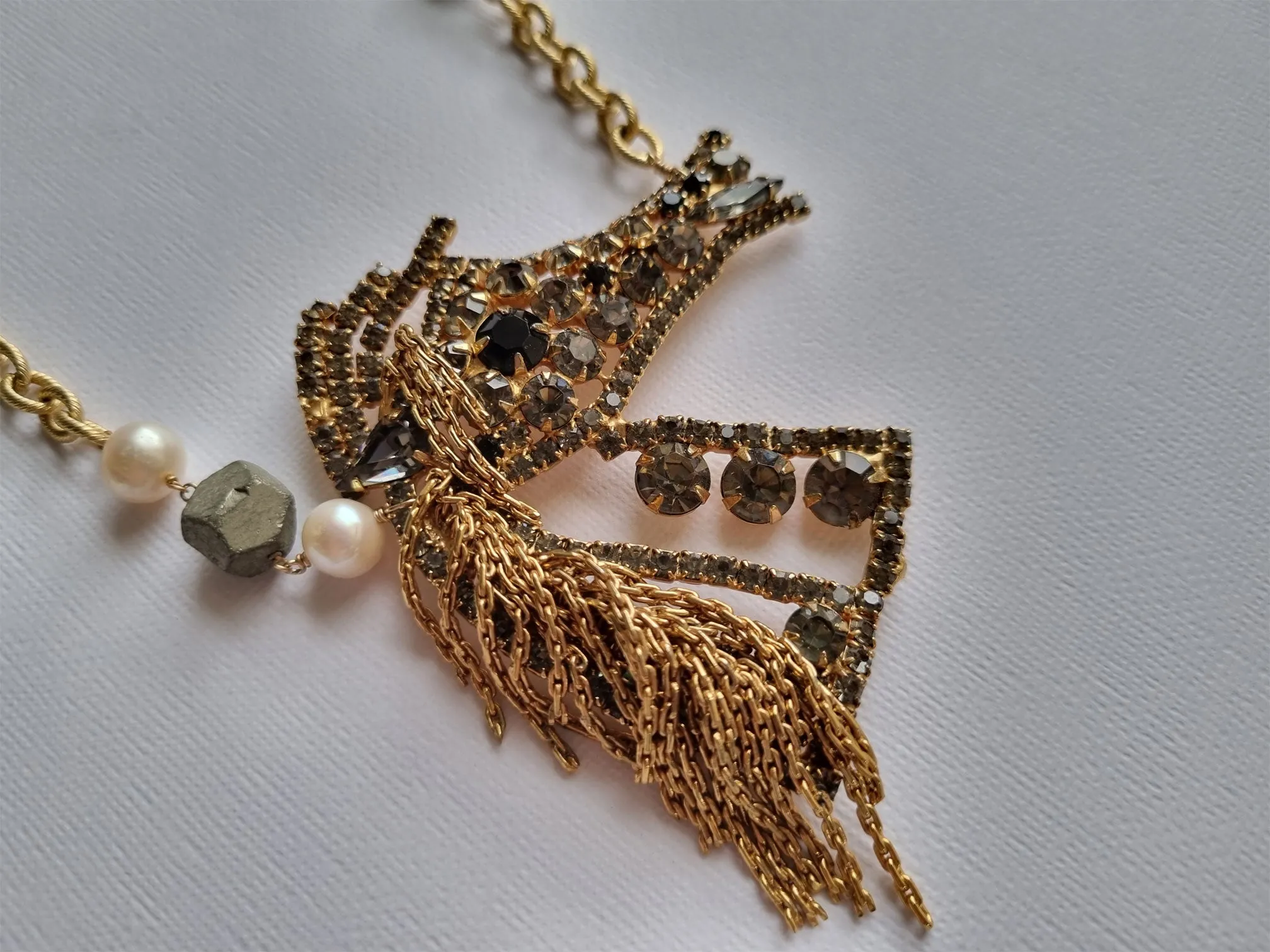 blue ribbon | Huge rhinestone horse pearl vintage chain necklace