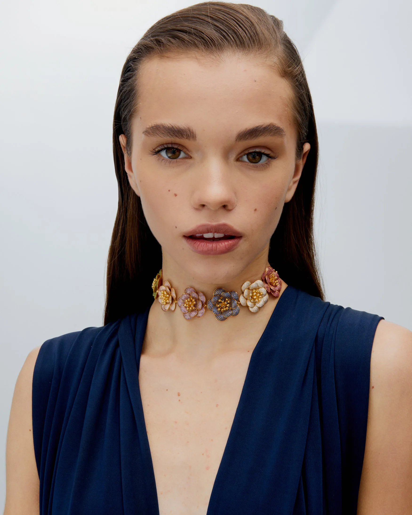 CARNATION CHOKER
