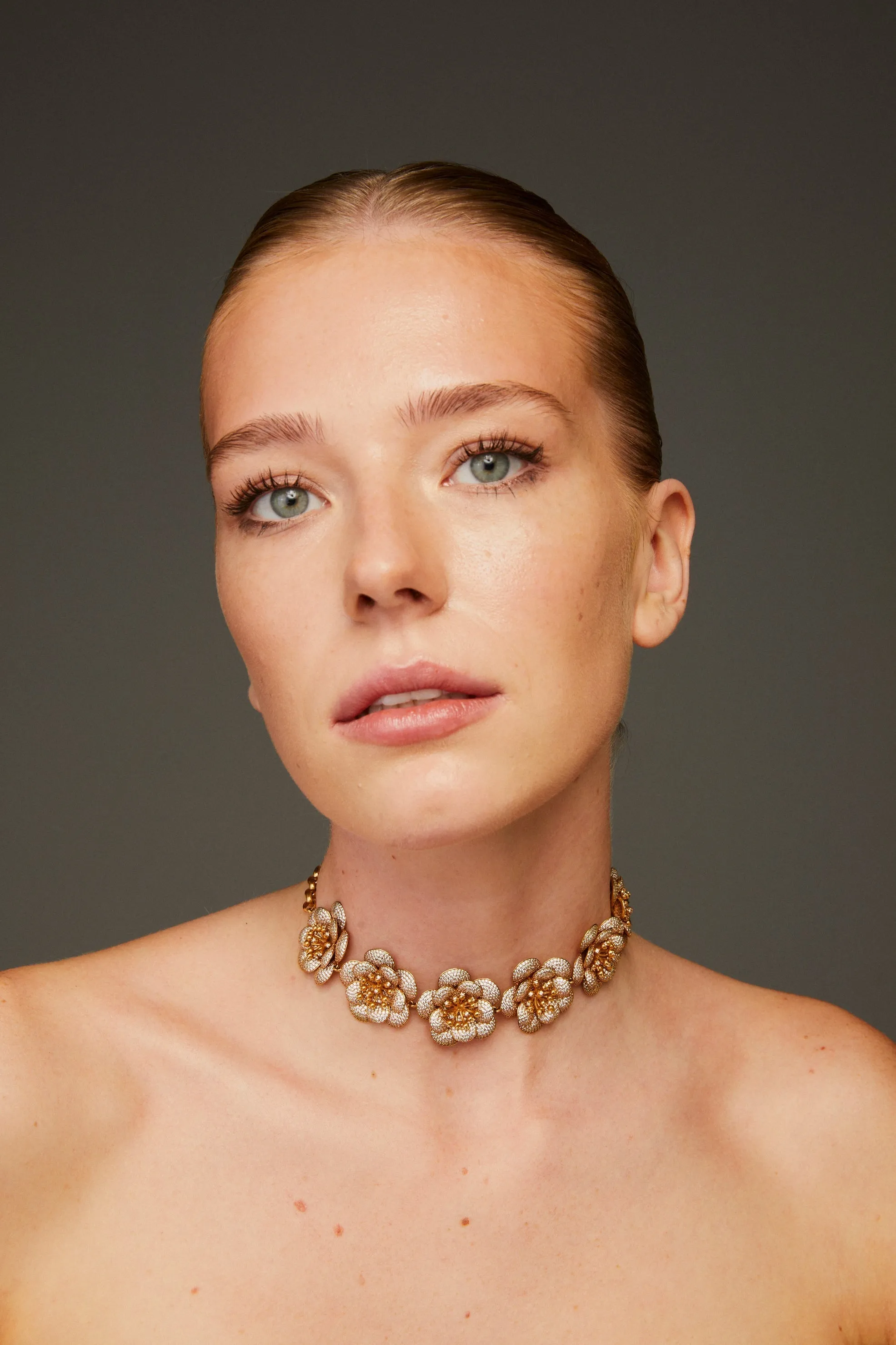 CARNATION CHOKER