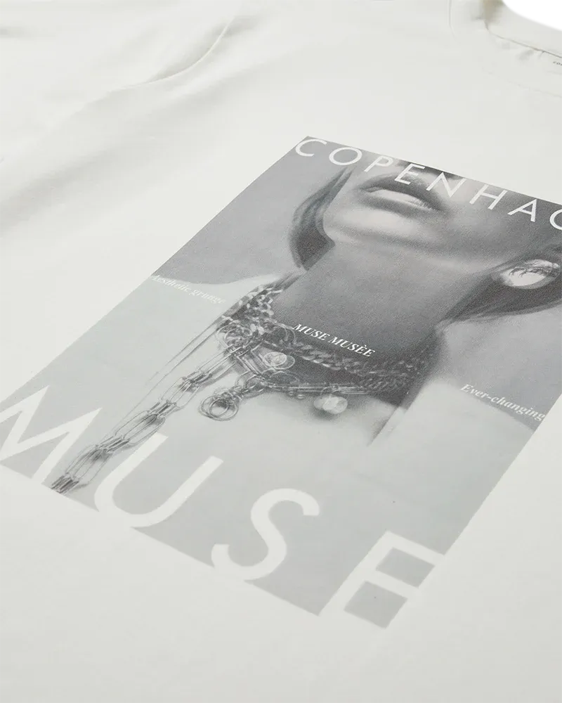 COPENHAGEN MUSE Hvit oversized t-skjorte med print