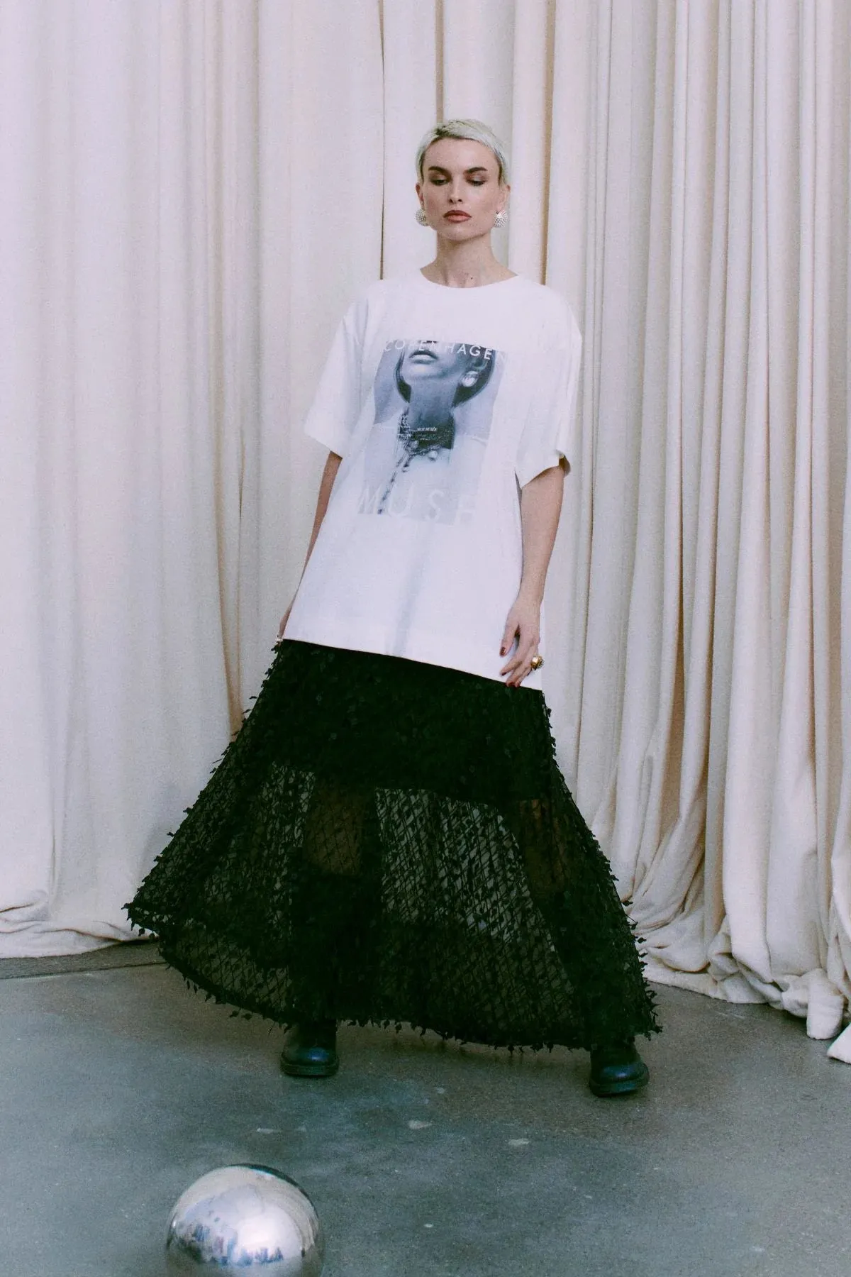 COPENHAGEN MUSE Hvit oversized t-skjorte med print