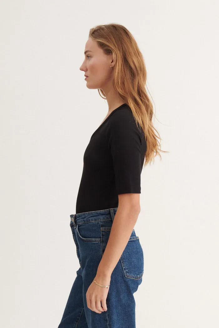 Ludmilla V-Neck - Black