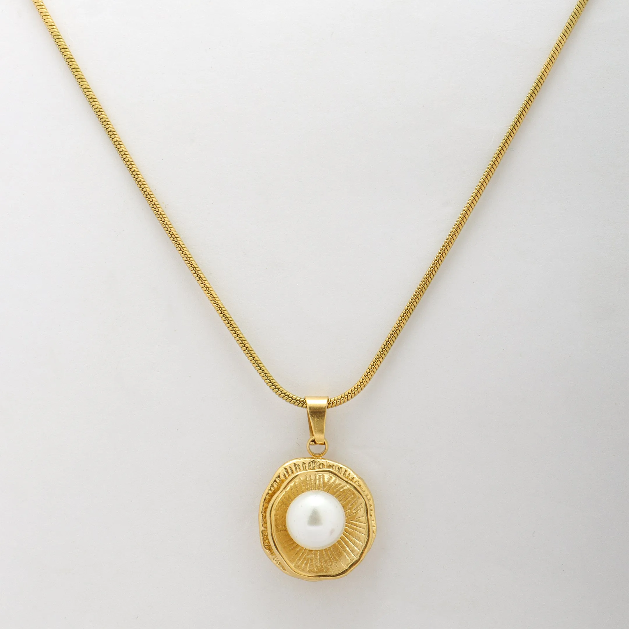 Pearl Shell Chain Necklace Gold Plated, Waterproof and Anti-Tarnish