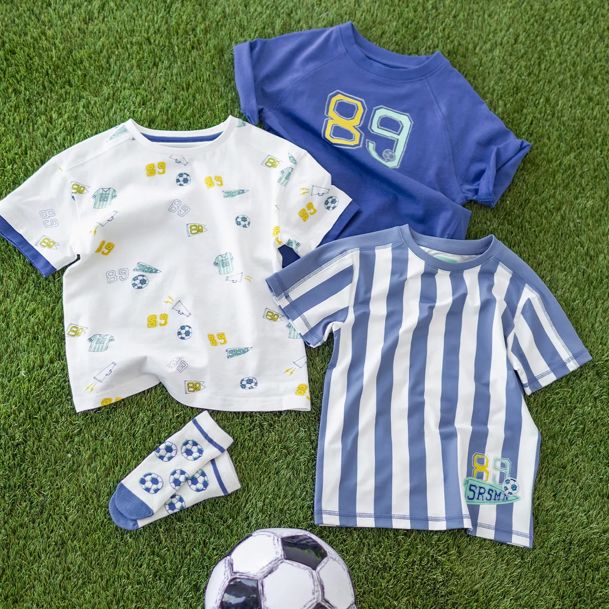 T-shirt de sport bleu et blanc à rayures, enfant  || Blue and white striped sports T-shirt, child