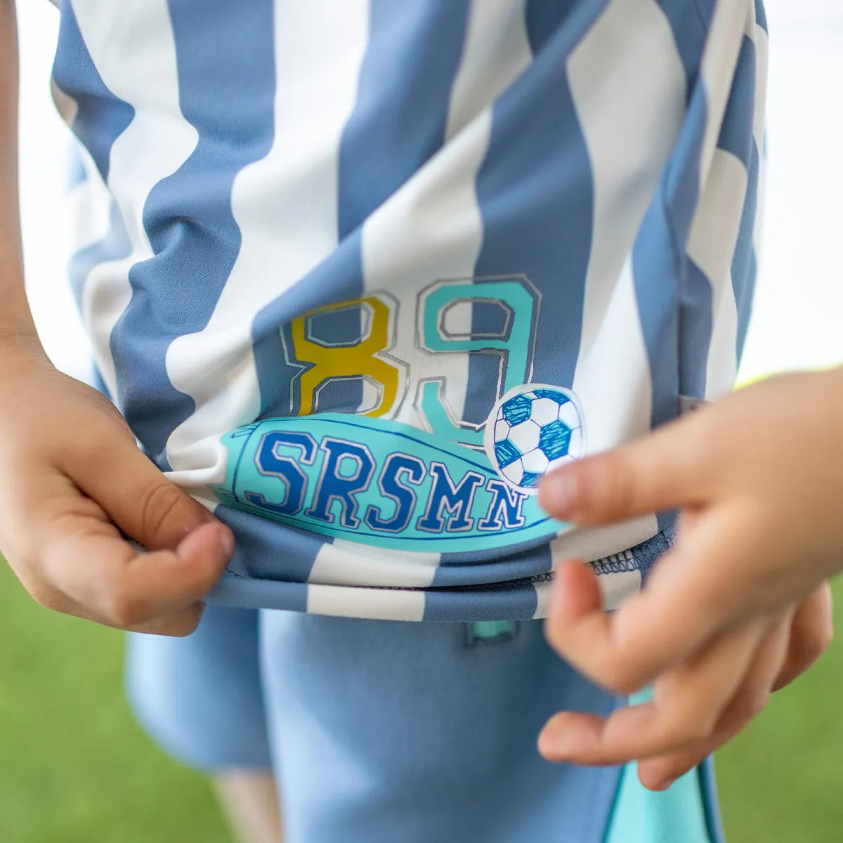 T-shirt de sport bleu et blanc à rayures, enfant  || Blue and white striped sports T-shirt, child