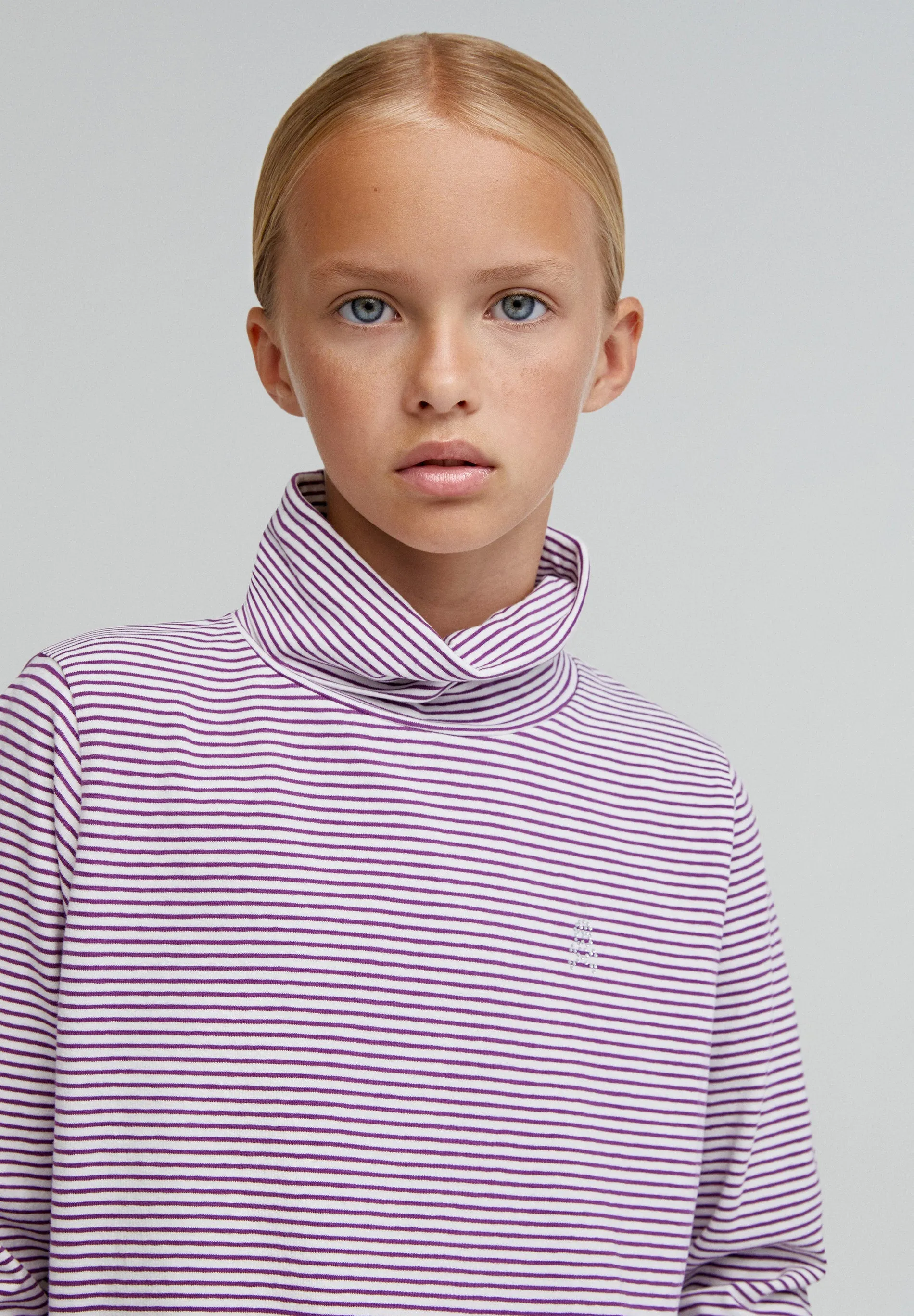 T-SHIRT GOLA ÀS RISCAS