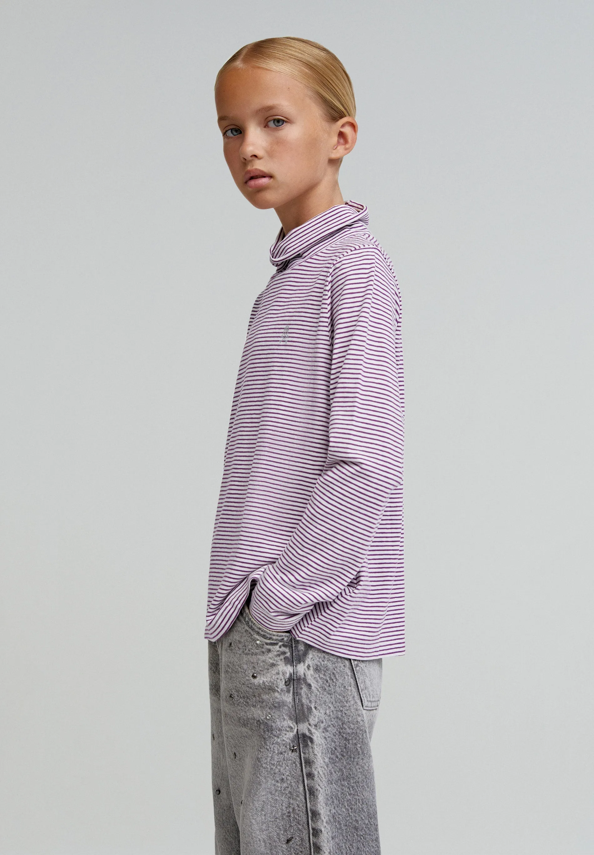 T-SHIRT GOLA ÀS RISCAS