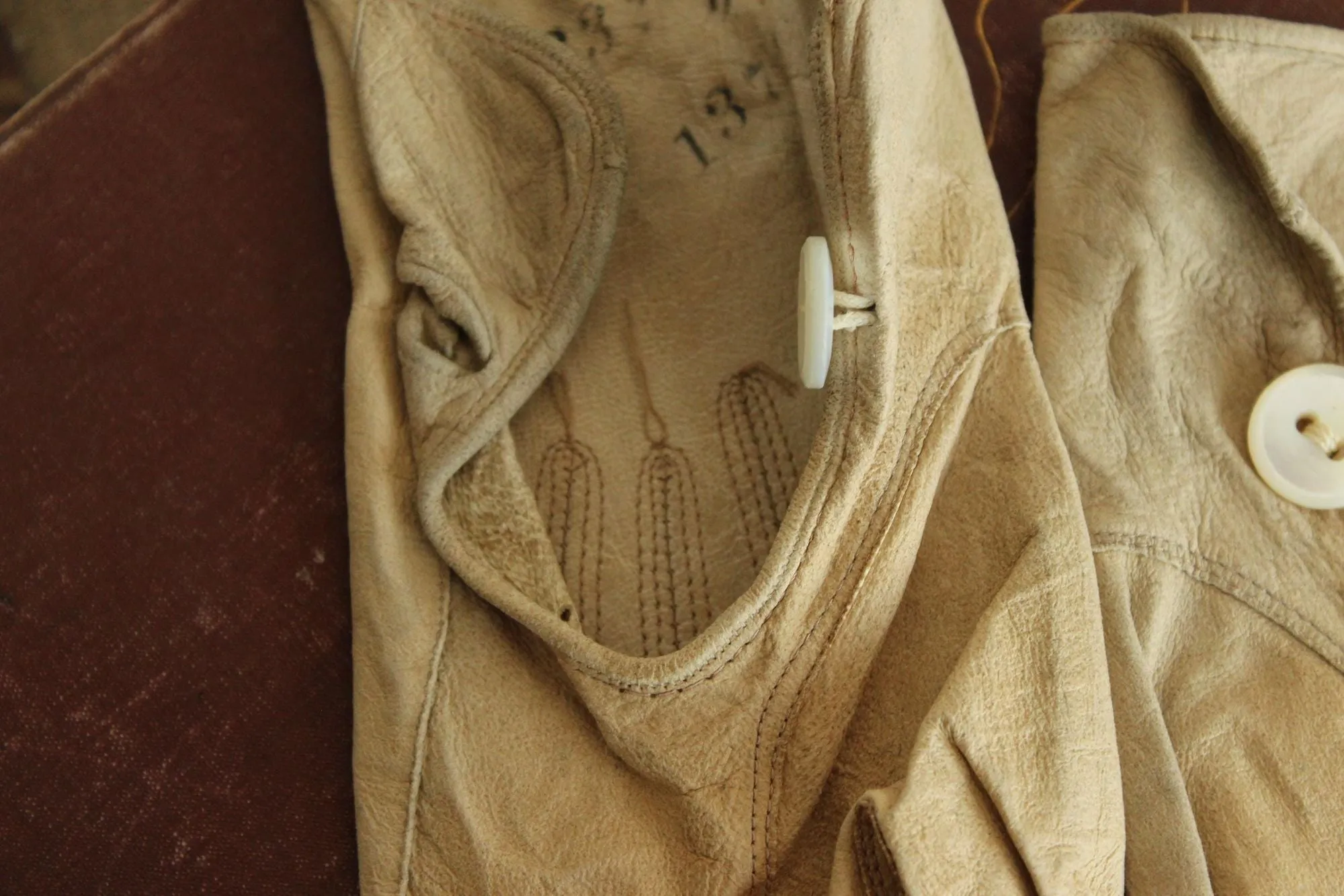 Vintage 1930s 1940s Beige Kid Leather  Gloves