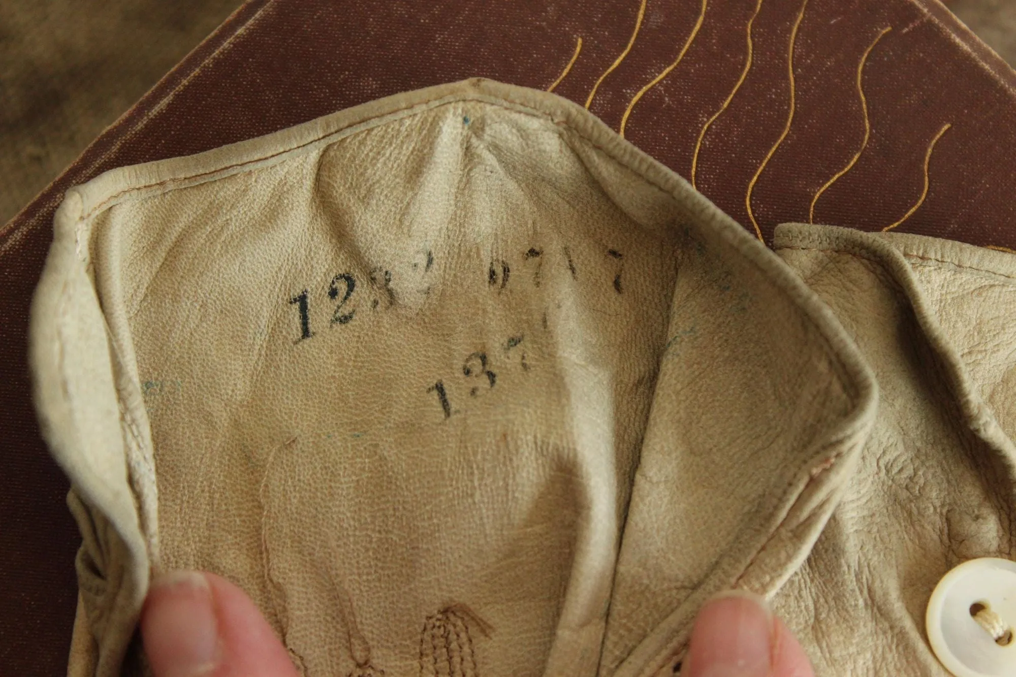 Vintage 1930s 1940s Beige Kid Leather  Gloves