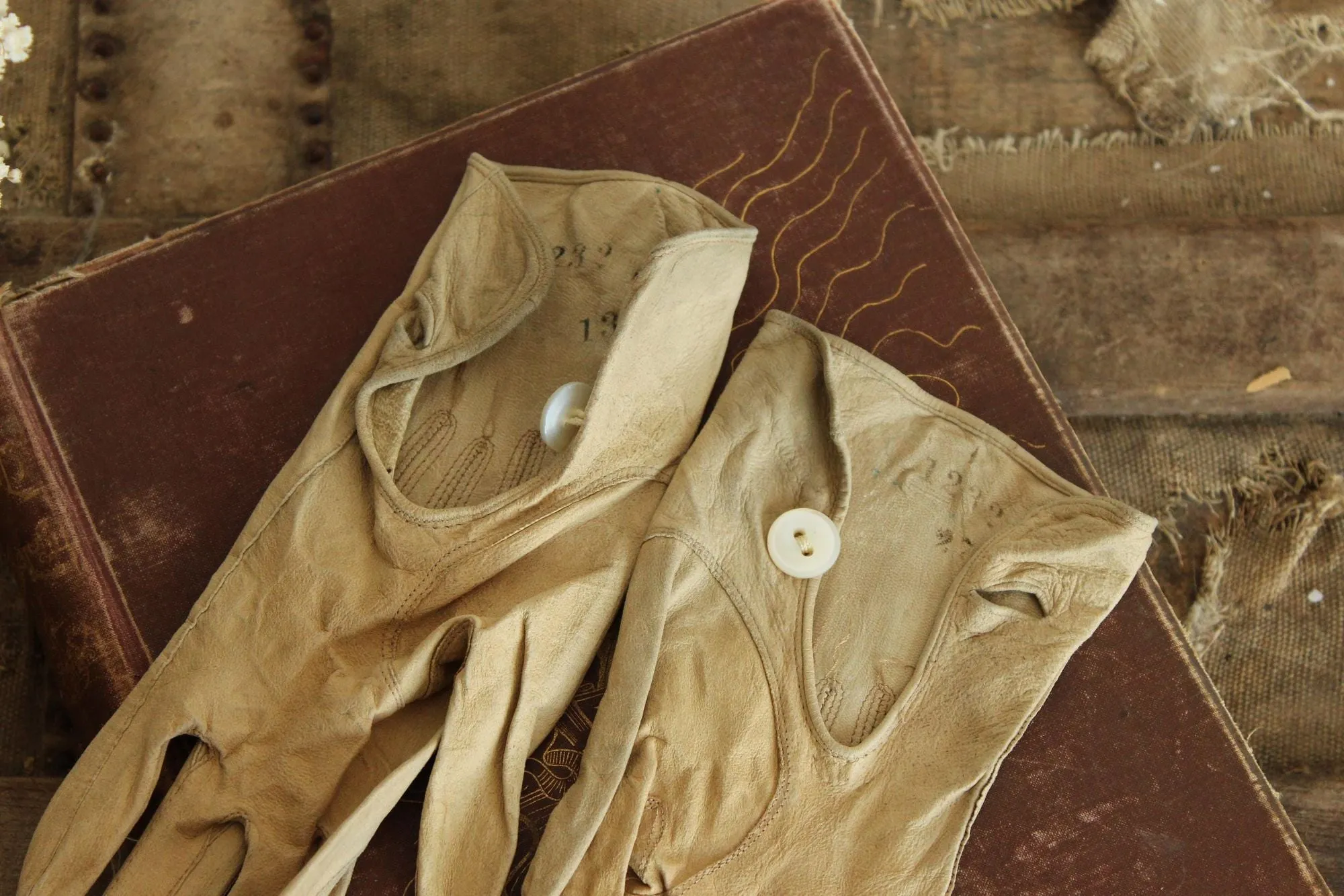 Vintage 1930s 1940s Beige Kid Leather  Gloves