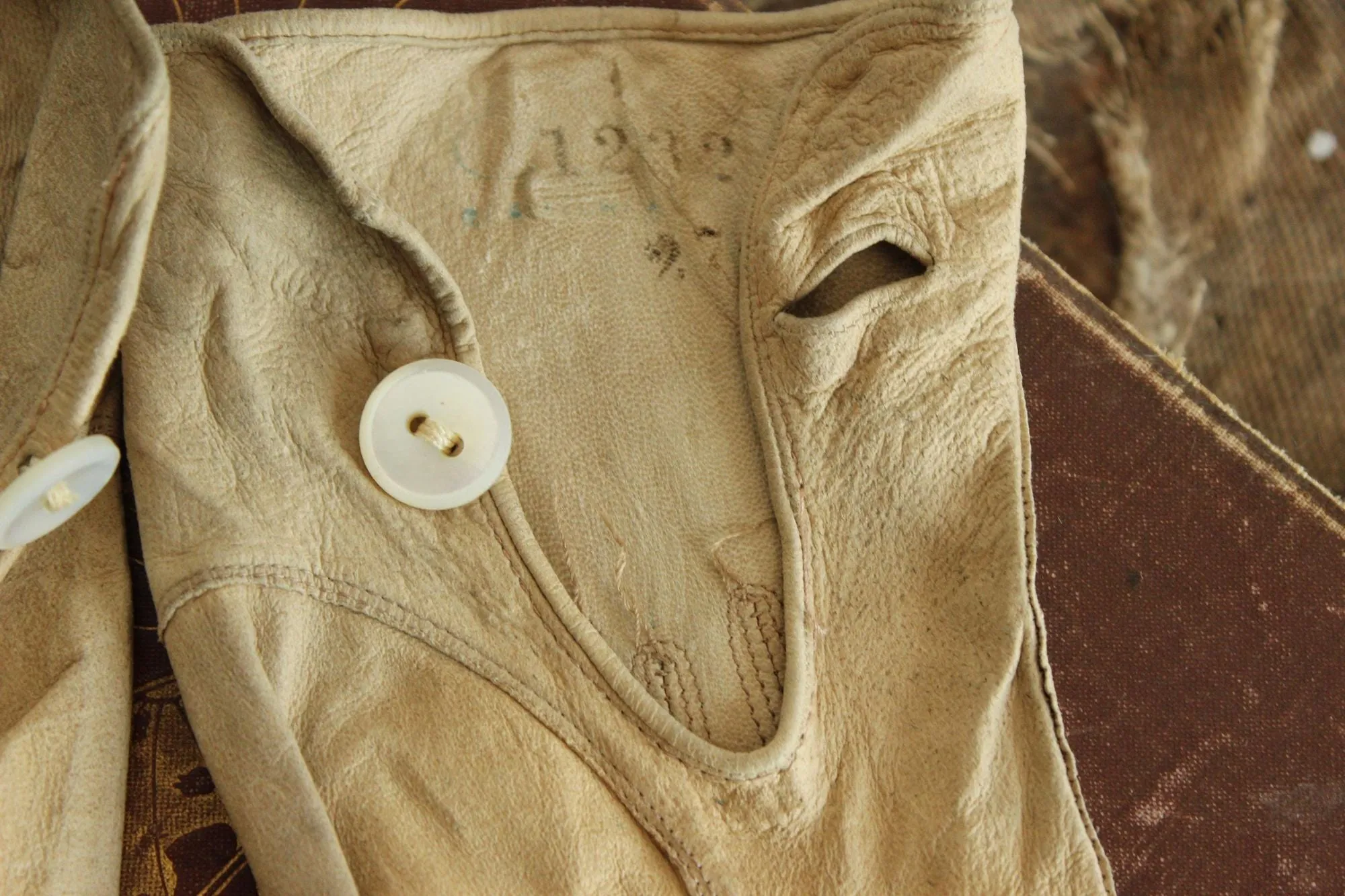 Vintage 1930s 1940s Beige Kid Leather  Gloves
