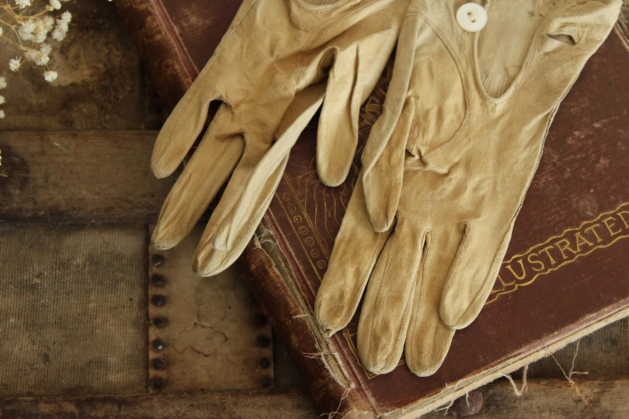 Vintage 1930s 1940s Beige Kid Leather  Gloves