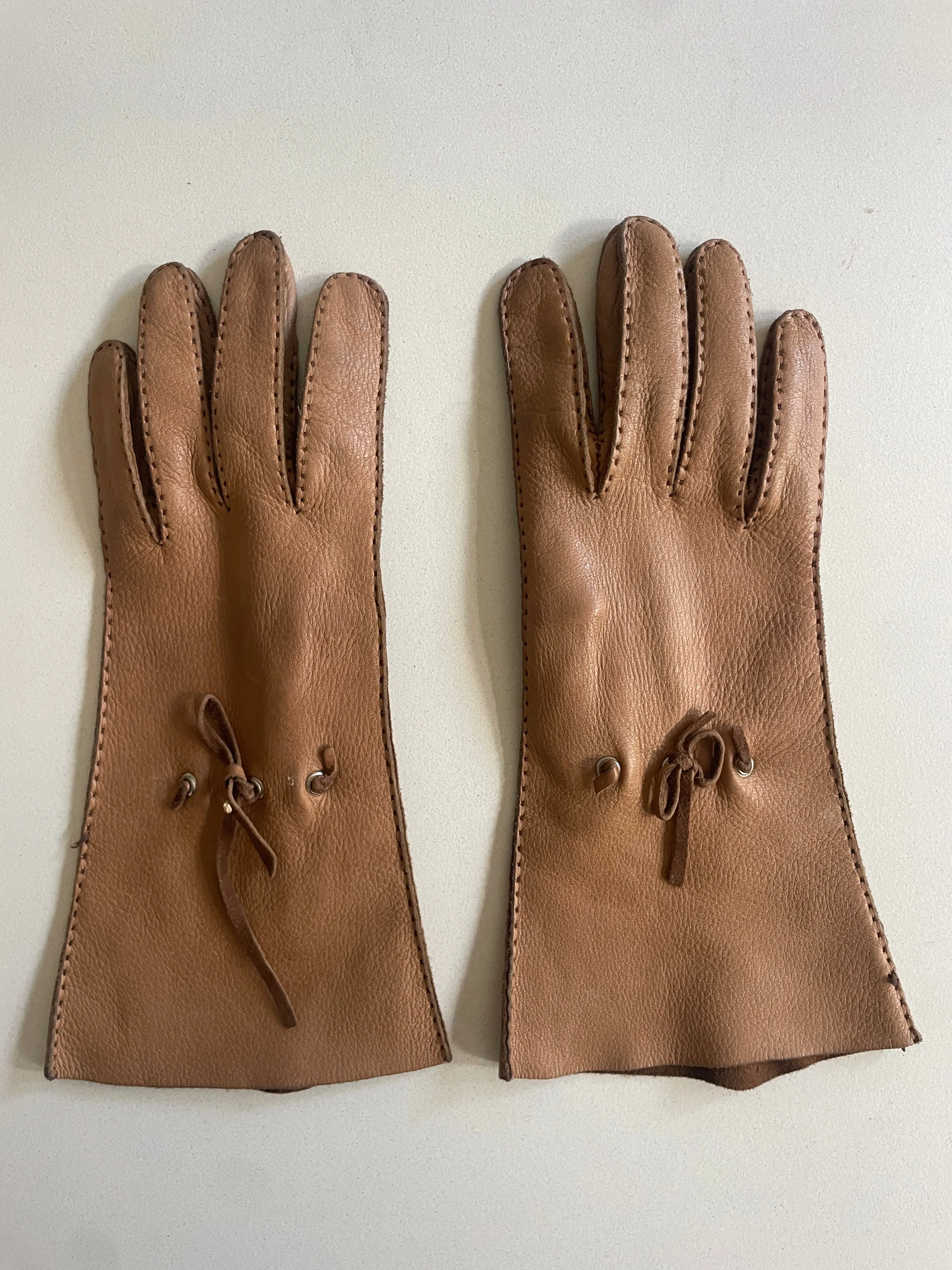 Vintage Tan with Bows Kid Leather Gloves