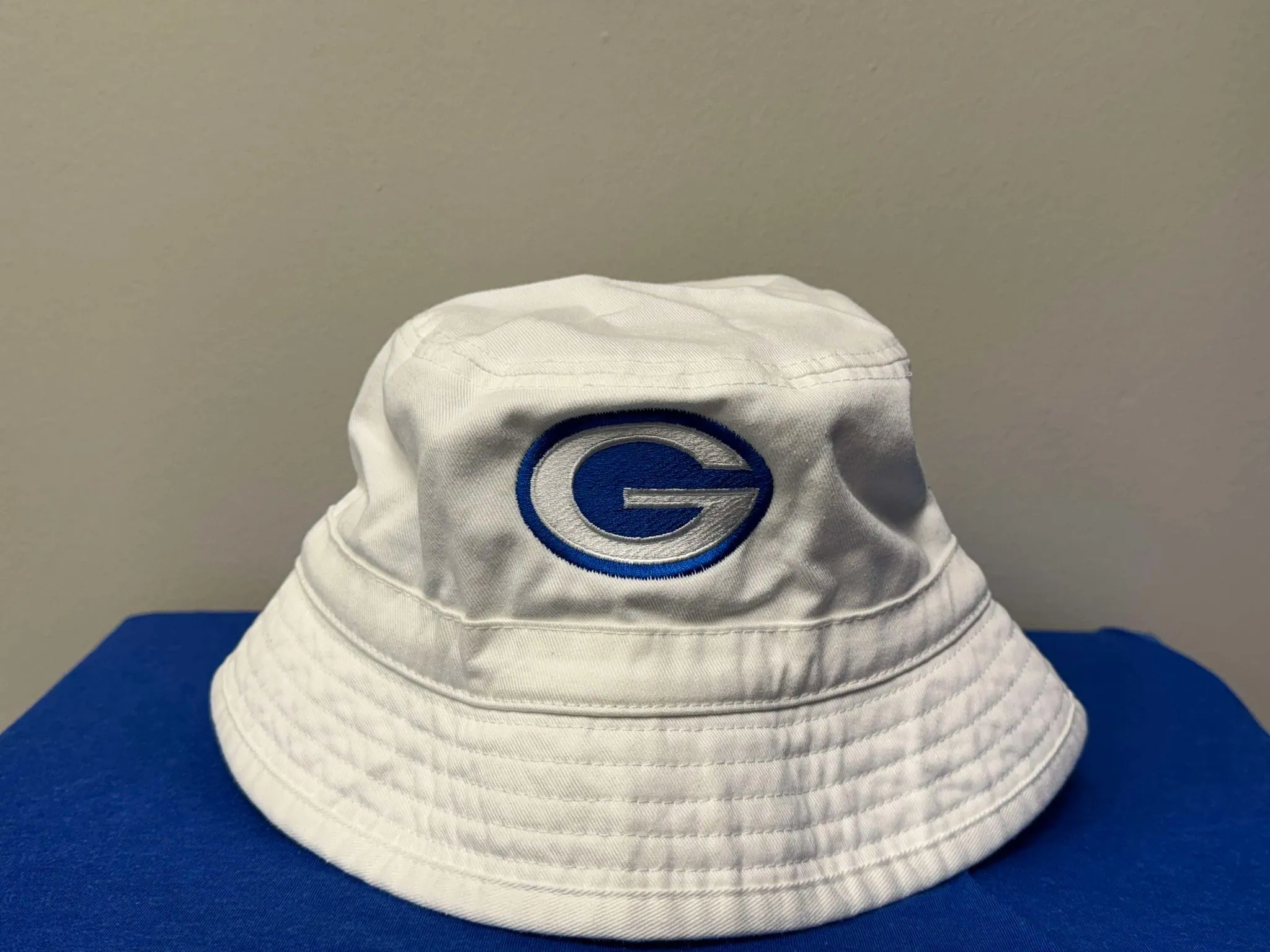 White bucket hat with G