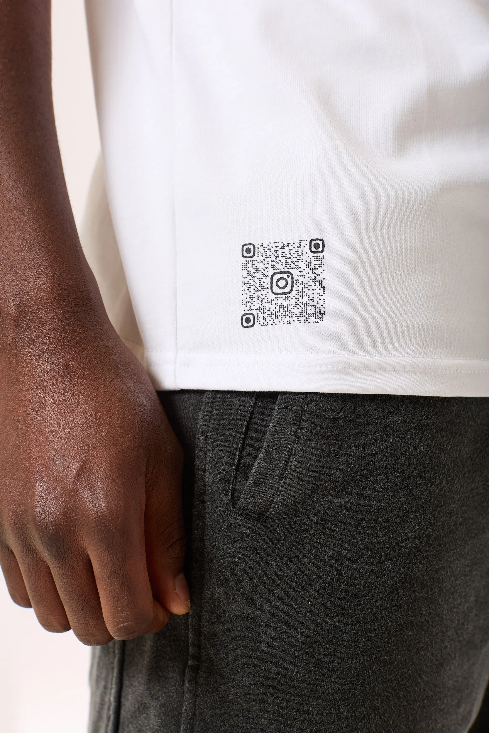 WHITE T SHIRT WITH HIGH QUALITY OF LOGO AT THE BACK